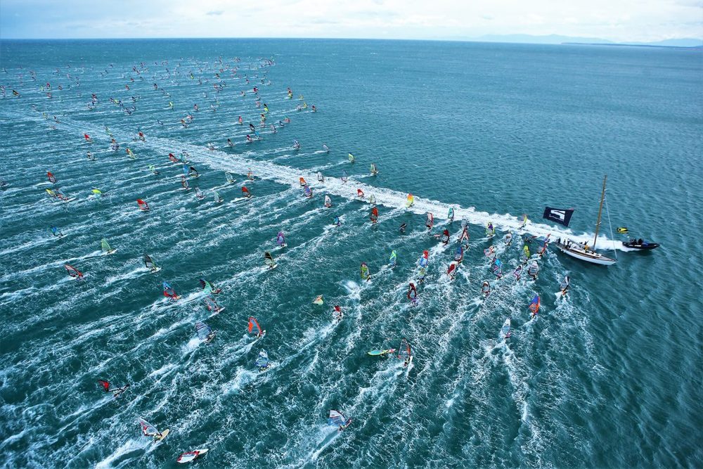 Planches à voile lors du Défi Wind de Gruissan, plus grand rassemblement mondial de windsurf