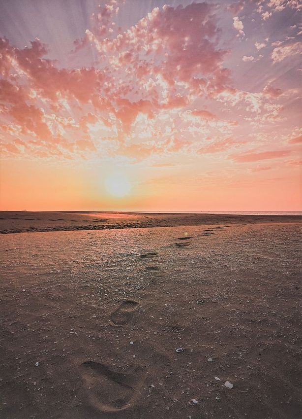 Coucher de soleil sur une plage de sable fin à Gruissan