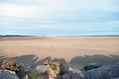 Grande plage de sable sauvage à Gruissan, spot de sports de glisse