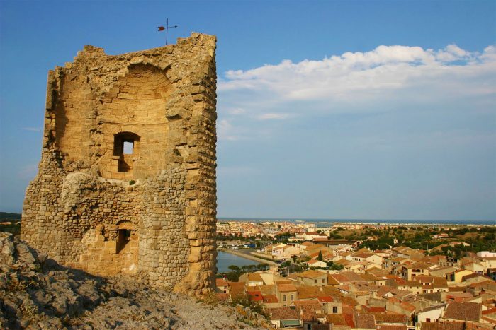La Tour Barberousse, vestige médiéval dominant le village de Gruissan et ses toits